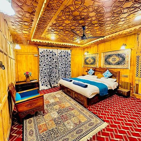 New Zealand Group Of Houseboats Hotel Srinagar  Bagian luar foto