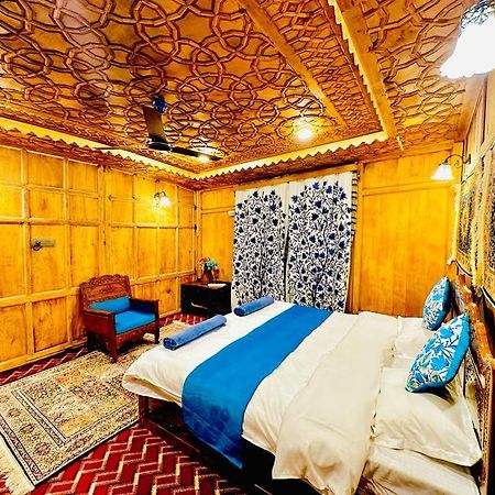 New Zealand Group Of Houseboats Hotel Srinagar  Bagian luar foto