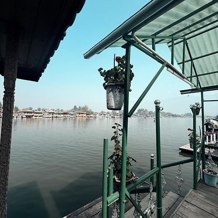 New Zealand Group Of Houseboats Hotel Srinagar  Bagian luar foto