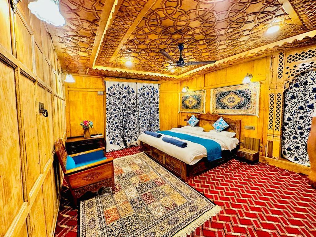 New Zealand Group Of Houseboats Hotel Srinagar  Bagian luar foto