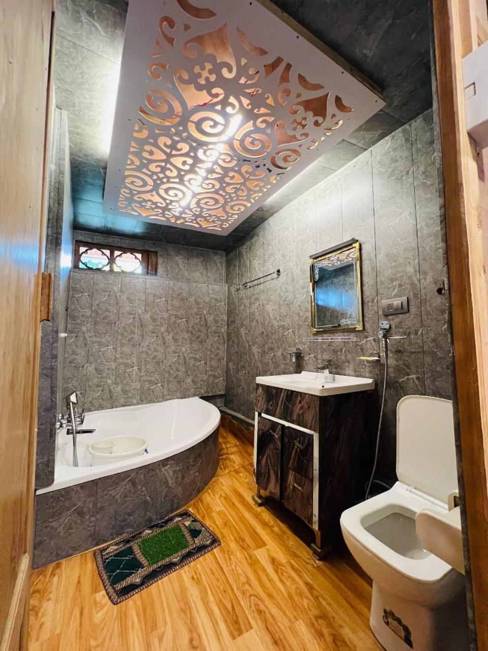 New Zealand Group Of Houseboats Hotel Srinagar  Bagian luar foto