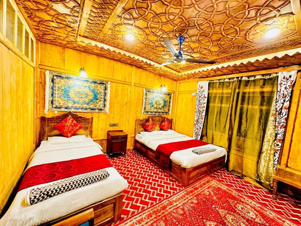 New Zealand Group Of Houseboats Hotel Srinagar  Bagian luar foto