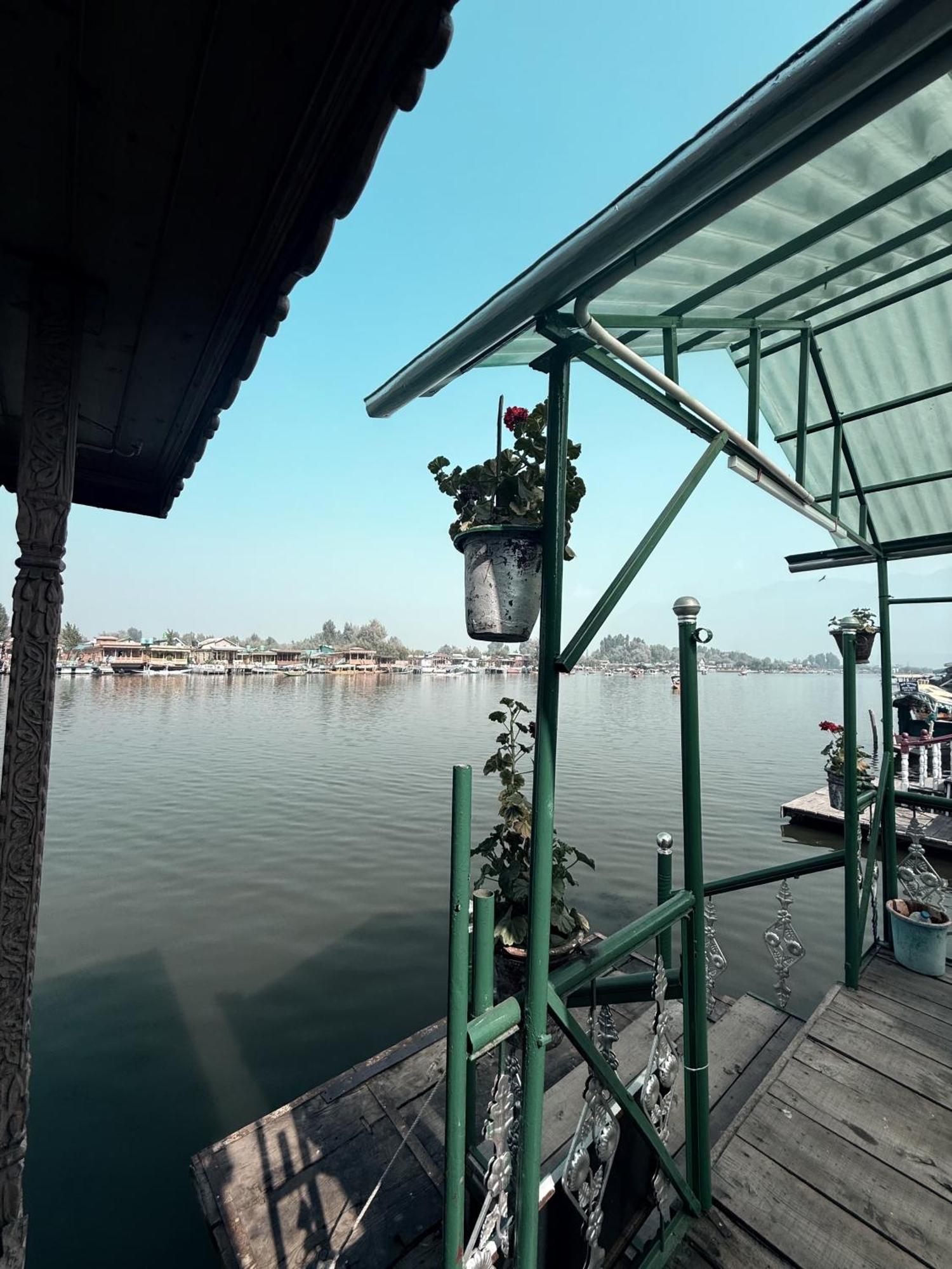 New Zealand Group Of Houseboats Hotel Srinagar  Bagian luar foto
