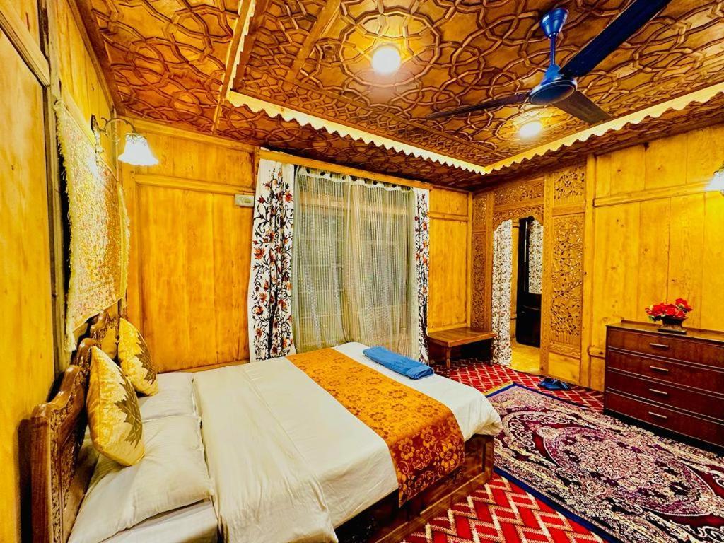 New Zealand Group Of Houseboats Hotel Srinagar  Bagian luar foto