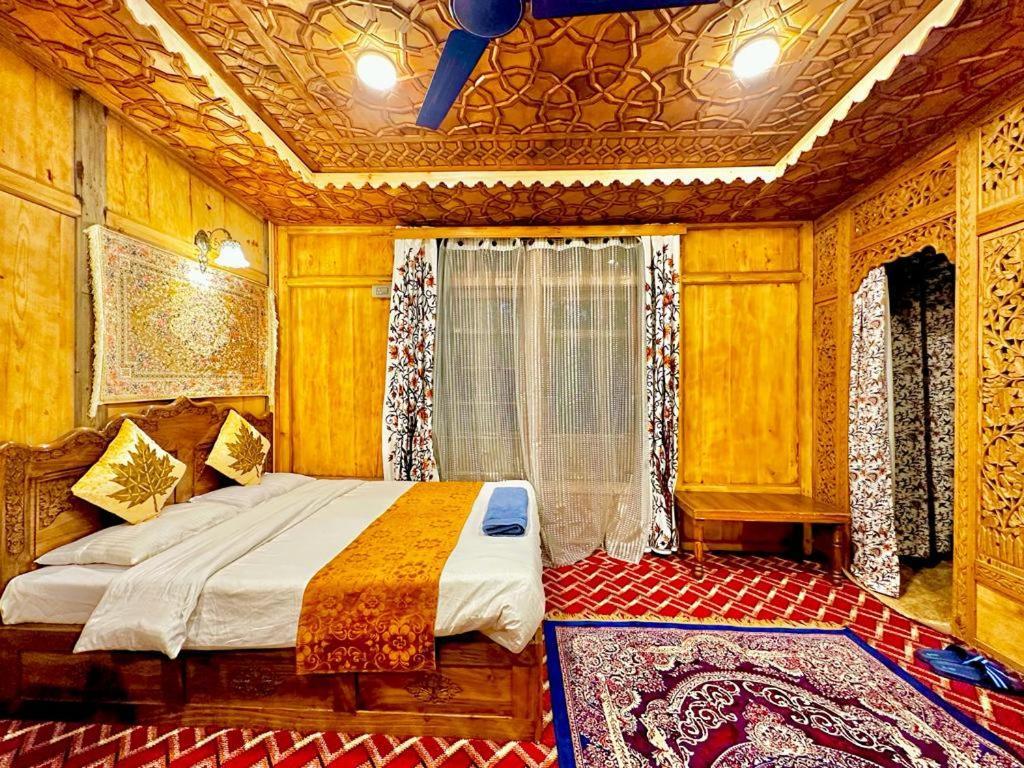 New Zealand Group Of Houseboats Hotel Srinagar  Bagian luar foto