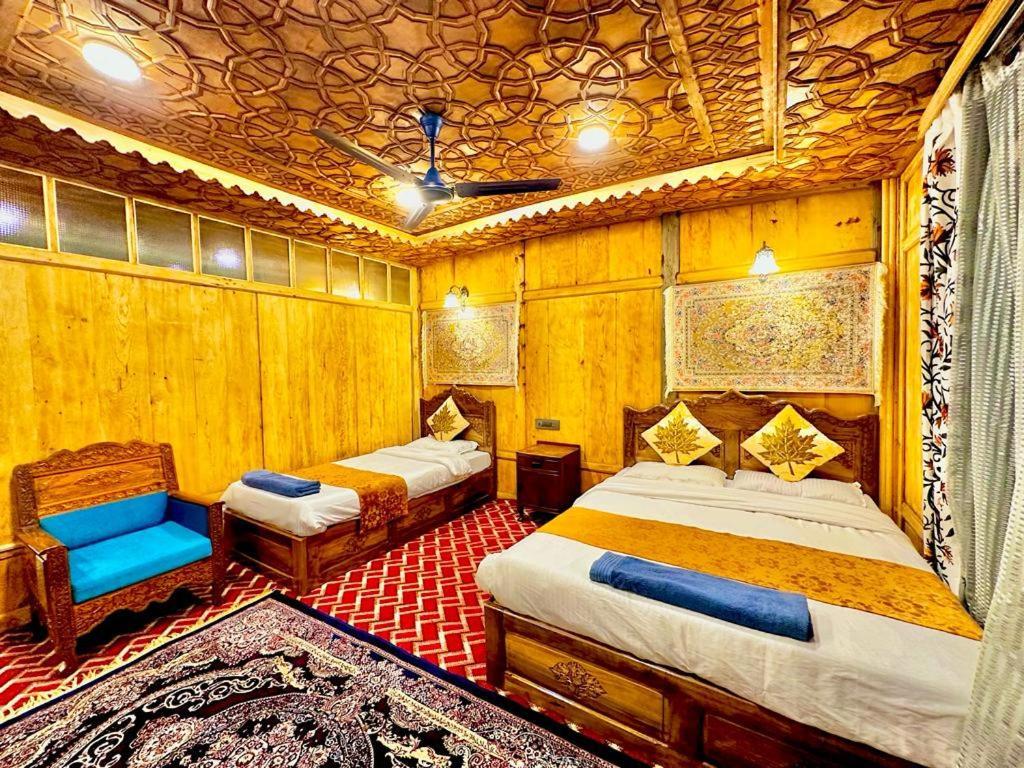 New Zealand Group Of Houseboats Hotel Srinagar  Bagian luar foto