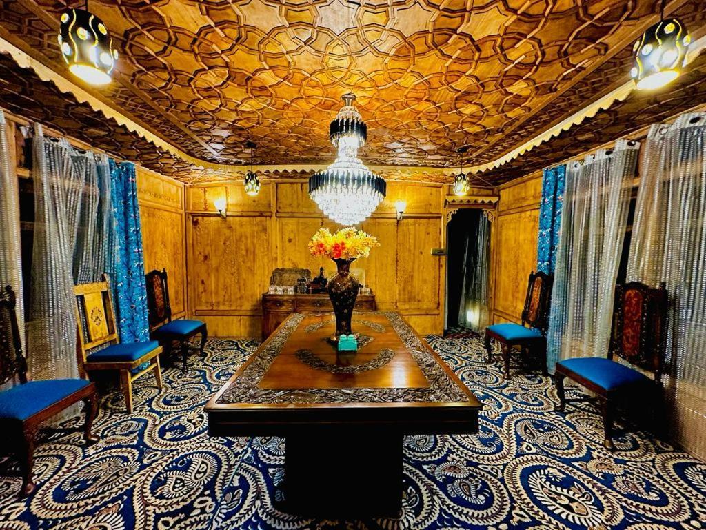 New Zealand Group Of Houseboats Hotel Srinagar  Bagian luar foto