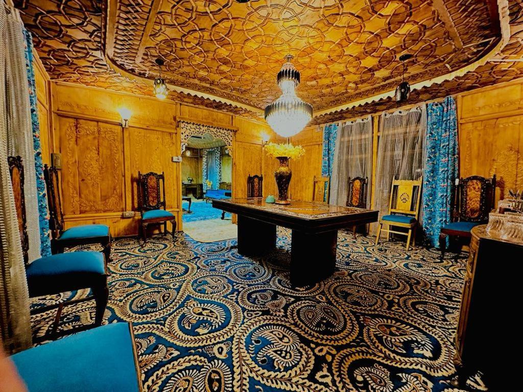 New Zealand Group Of Houseboats Hotel Srinagar  Bagian luar foto