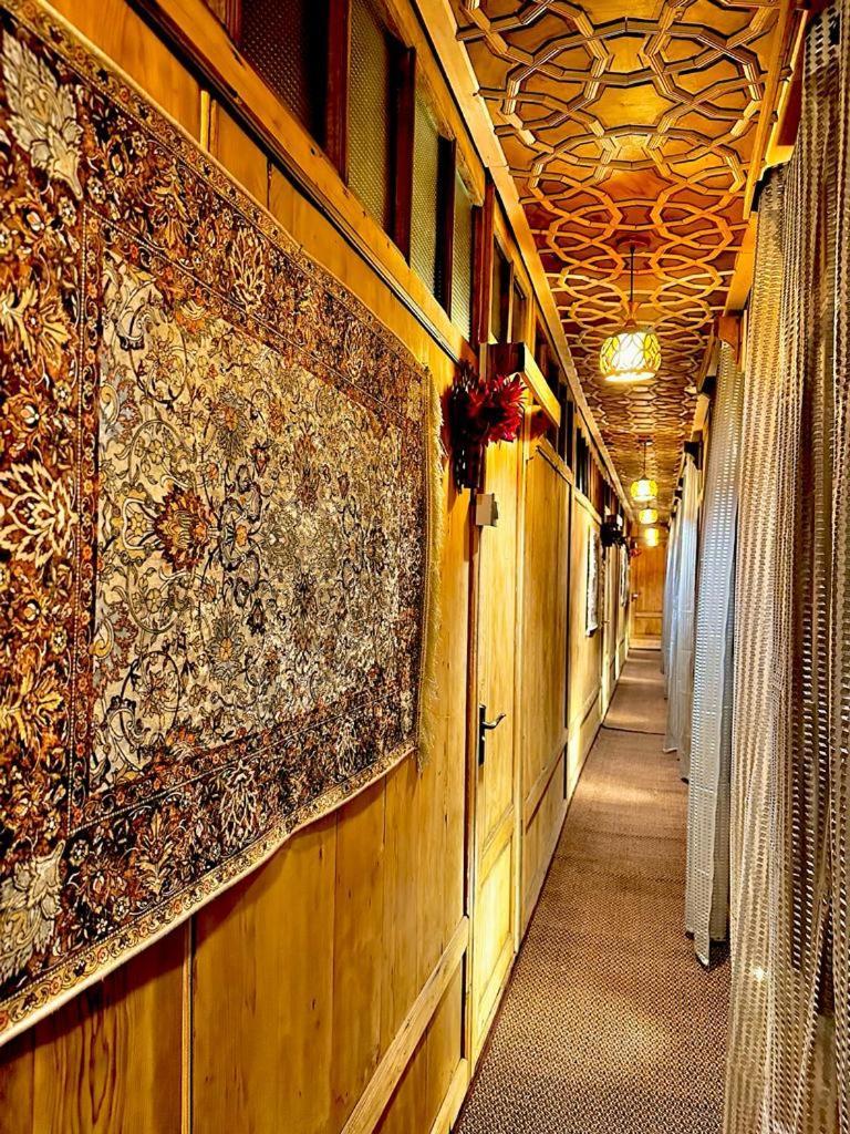 New Zealand Group Of Houseboats Hotel Srinagar  Bagian luar foto