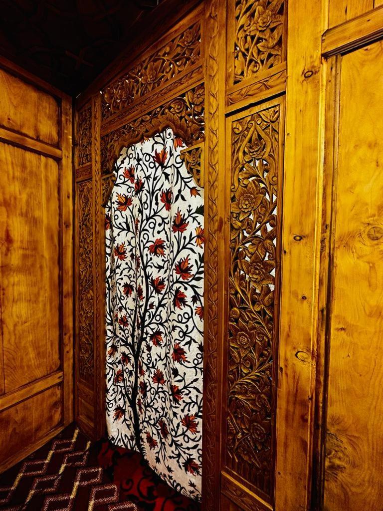 New Zealand Group Of Houseboats Hotel Srinagar  Bagian luar foto