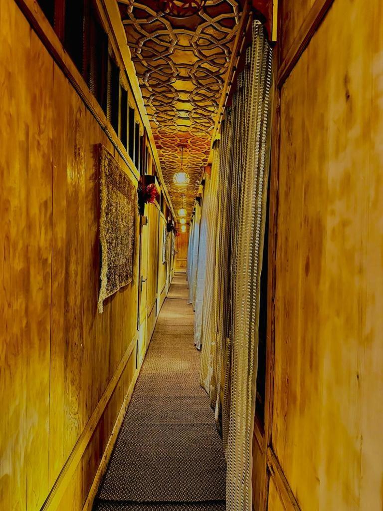 New Zealand Group Of Houseboats Hotel Srinagar  Bagian luar foto