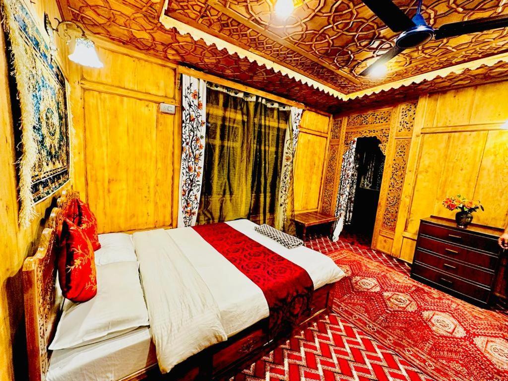 New Zealand Group Of Houseboats Hotel Srinagar  Bagian luar foto