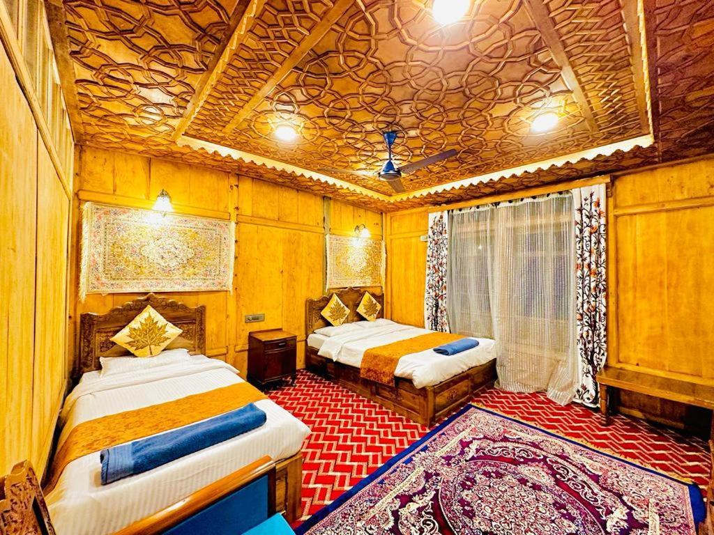 New Zealand Group Of Houseboats Hotel Srinagar  Bagian luar foto