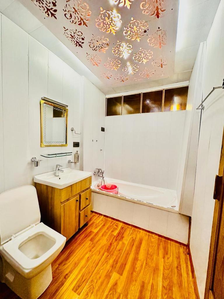 New Zealand Group Of Houseboats Hotel Srinagar  Bagian luar foto