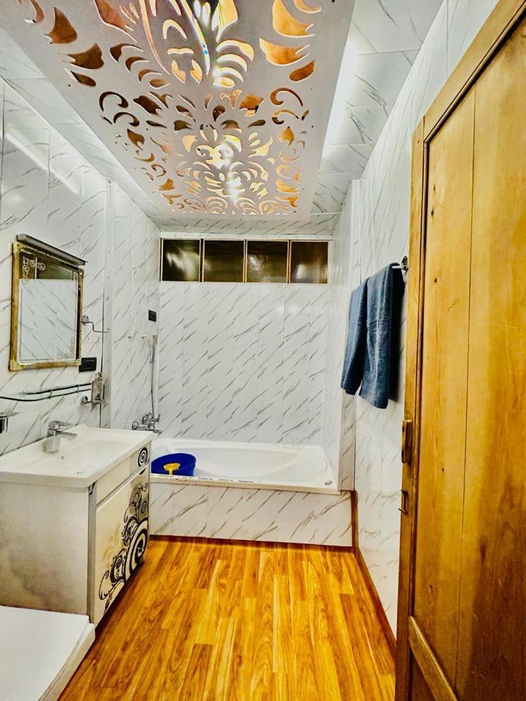 New Zealand Group Of Houseboats Hotel Srinagar  Bagian luar foto