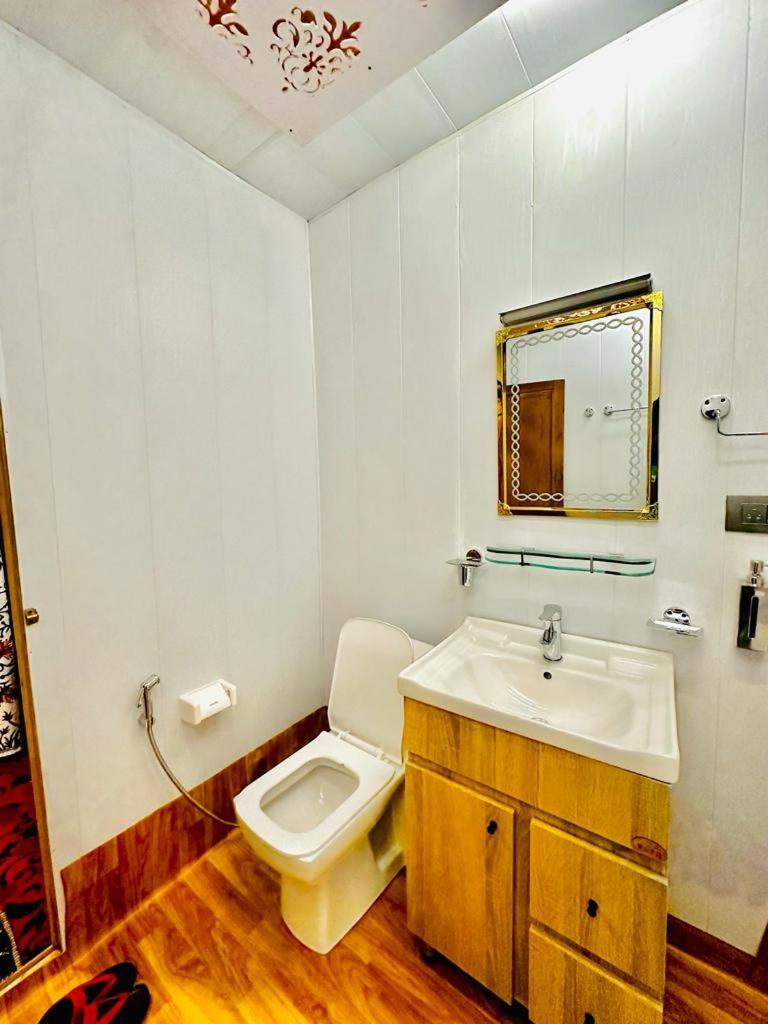 New Zealand Group Of Houseboats Hotel Srinagar  Bagian luar foto